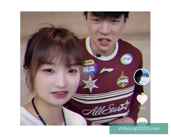 杨瀚森女友抱利拉德儿子转圈圈晒合影 幸遇你开心不已